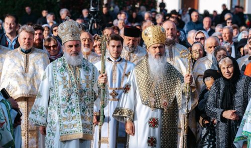 Slujire arhierească la hramul Catedralei Arhiepiscopale din Roman Poza 272621