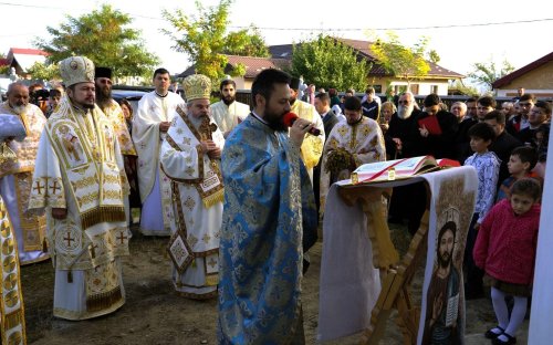 Doi ierarhi au sfințit biserica nouă a Parohiei Satu Nou, Protopopiatul Vaslui Poza 272703