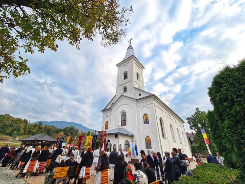 Resfinţirea bisericii şi binecuvântarea capelei mortuare din Tiha Bârgăului, Bistriţa-Năsăud Poza 272705