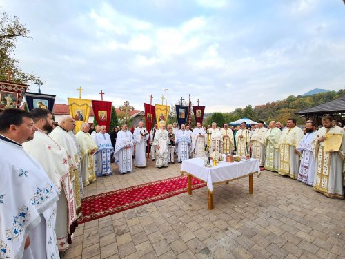 Resfinţirea bisericii şi binecuvântarea capelei mortuare din Tiha Bârgăului, Bistriţa-Năsăud Poza 272706