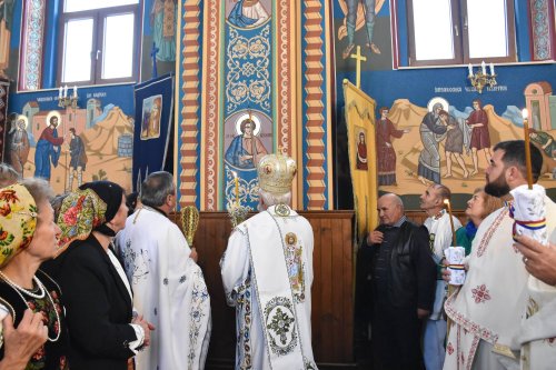 Resfinţirea bisericii şi binecuvântarea capelei mortuare din Tiha Bârgăului, Bistriţa-Năsăud Poza 272709