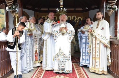 Resfinţirea bisericii şi binecuvântarea capelei mortuare din Tiha Bârgăului, Bistriţa-Năsăud Poza 272710