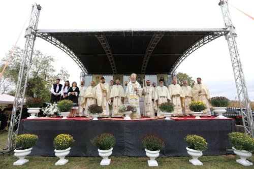 Sfânta Liturghie arhierească în Parohia Lucăceşti, Maramureş Poza 272720