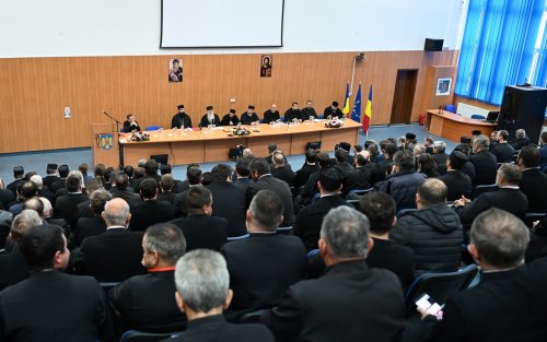 Conferințe susţinute de arhimandritul Zaharia Zaharou în Episcopia Devei şi Hunedoarei Poza 273062