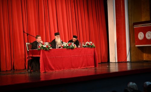 Conferințe susţinute de arhimandritul Zaharia Zaharou în Episcopia Devei şi Hunedoarei Poza 273066