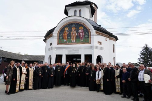 Bucurie și împlinire pentru o parohie din județul Dâmbovița Poza 273347