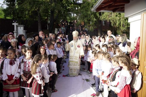 Sfințiri de biserici și eveniment cultural Cantemir în județul Galați Poza 273399