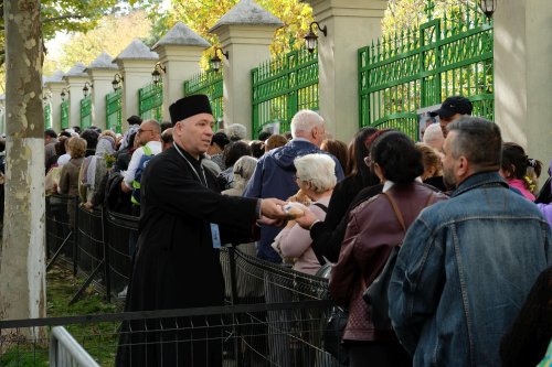 Primele pachete cu hrană pentru pelerinii prezenți pe Colina Bucuriei Poza 273703