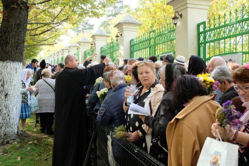 Primele pachete cu hrană pentru pelerinii prezenți pe Colina Bucuriei Poza 273706