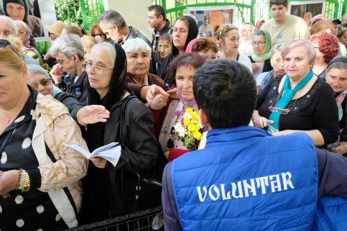 Primele pachete cu hrană pentru pelerinii prezenți pe Colina Bucuriei Poza 273737