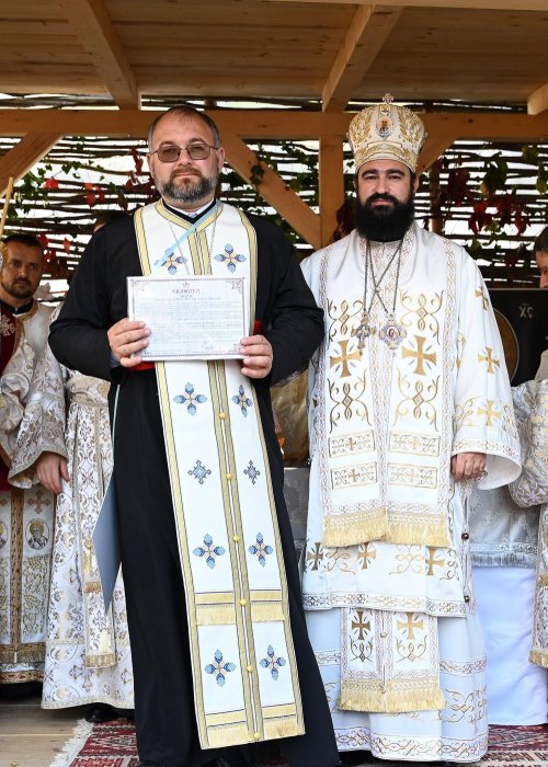 Biserica „Sfântul Ioan Botezătorul” din Hunedoara a fost târnosită Poza 274100