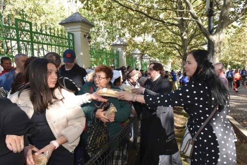 Clerici și voluntari alături de pelerinii veniți pe Colina Patriarhiei  Poza 274201