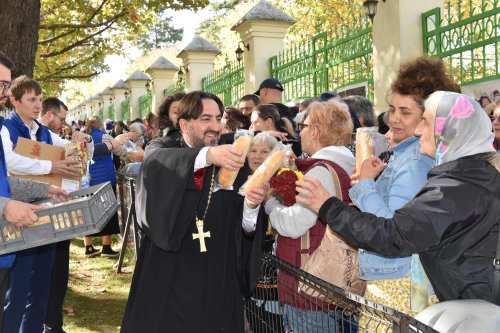 Clerici și voluntari alături de pelerinii veniți pe Colina Patriarhiei  Poza 274202