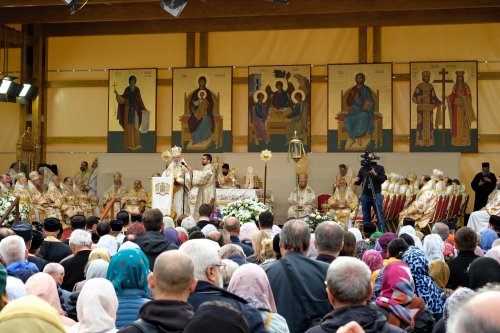 Moaştele Mucenicului Dimitrie şi moaştele Monahului Dimitrie venerate la Catedrala Patriarhală din Bucureşti Poza 274635