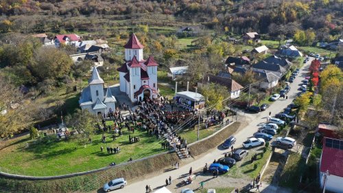 Biserica din Măluț a fost sfințită Poza 274985