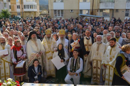 Doi ierarhi au sfințit biserica Parohiei Bicaz 2 Poza 274995