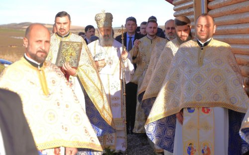 60 de persoane botezate de Arhiepiscopul Alba Iuliei în localitatea Tonciu Poza 275166