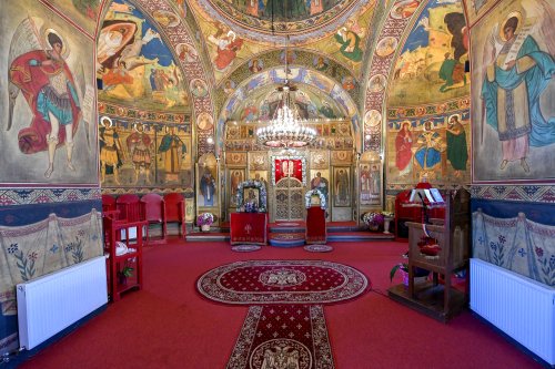 A fost sfințită pictura bisericii parohiei prahovene Valea Crângului Poza 275507