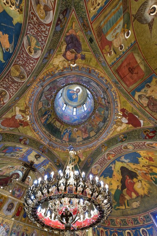 A fost sfințită pictura bisericii parohiei prahovene Valea Crângului Poza 275511