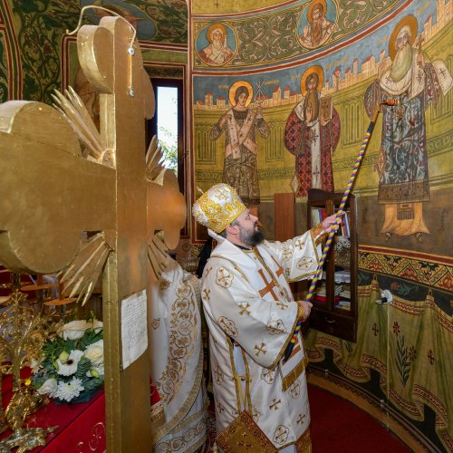 A fost sfințită pictura bisericii parohiei prahovene Valea Crângului Poza 275514