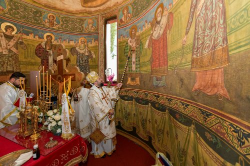 A fost sfințită pictura bisericii parohiei prahovene Valea Crângului Poza 275515