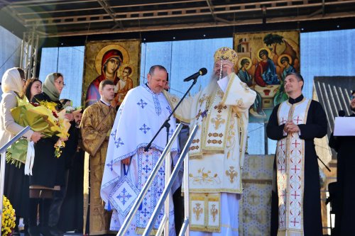 Biserica din Căuești, sfințită de Mitropolitul Moldovei și Bucovinei Poza 275566