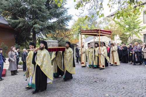 A început pelerinajul la Sfântul Ierarh Nectarie în Capitală Poza 275930