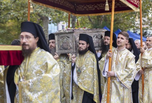 A început pelerinajul la Sfântul Ierarh Nectarie în Capitală Poza 275937