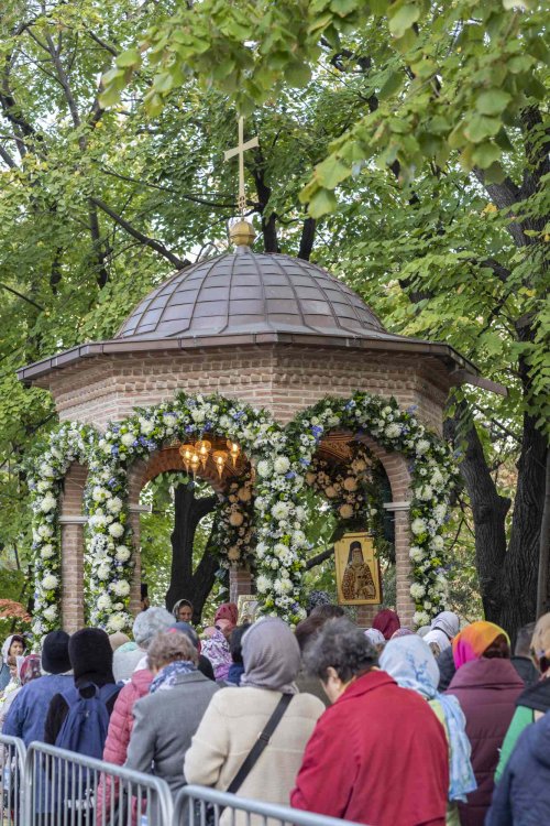 A început pelerinajul la Sfântul Ierarh Nectarie în Capitală Poza 275953