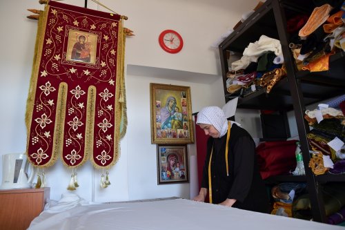 Rugăciunea și lucrul se împletesc armonios în atelierele Mănăstirii Pasărea Poza 275808