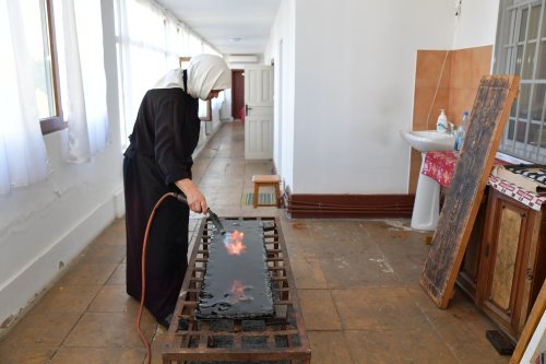 Rugăciunea și lucrul se împletesc armonios în atelierele Mănăstirii Pasărea Poza 275811