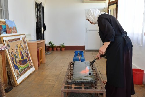 Rugăciunea și lucrul se împletesc armonios în atelierele Mănăstirii Pasărea Poza 275817