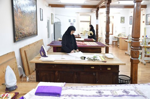 Rugăciunea și lucrul se împletesc armonios în atelierele Mănăstirii Pasărea Poza 275832