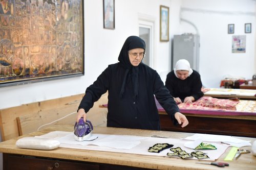 Rugăciunea și lucrul se împletesc armonios în atelierele Mănăstirii Pasărea Poza 275835