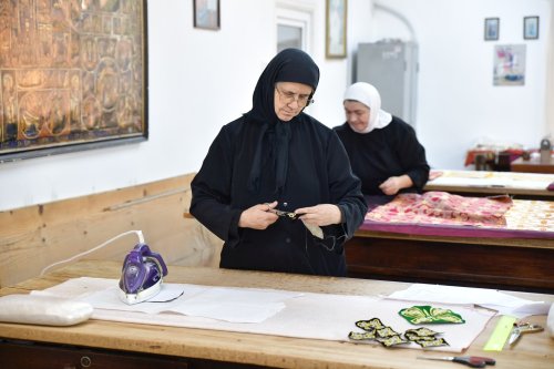 Rugăciunea și lucrul se împletesc armonios în atelierele Mănăstirii Pasărea Poza 275837
