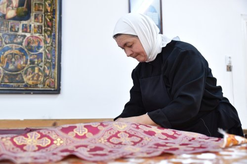 Rugăciunea și lucrul se împletesc armonios în atelierele Mănăstirii Pasărea Poza 275848