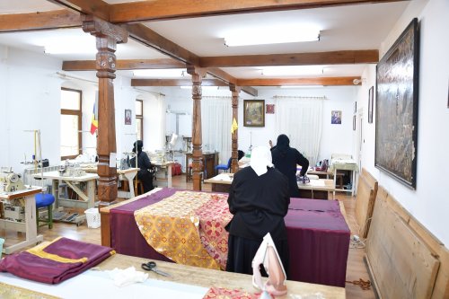 Rugăciunea și lucrul se împletesc armonios în atelierele Mănăstirii Pasărea Poza 275849
