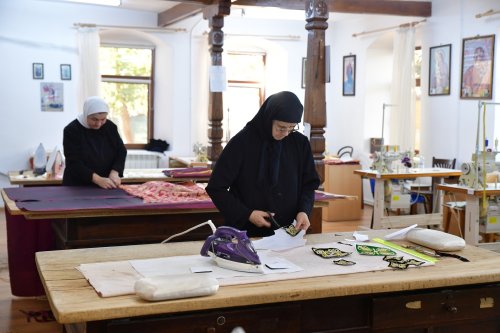 Rugăciunea și lucrul se împletesc armonios în atelierele Mănăstirii Pasărea Poza 275854