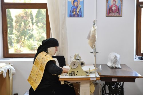 Rugăciunea și lucrul se împletesc armonios în atelierele Mănăstirii Pasărea Poza 275856