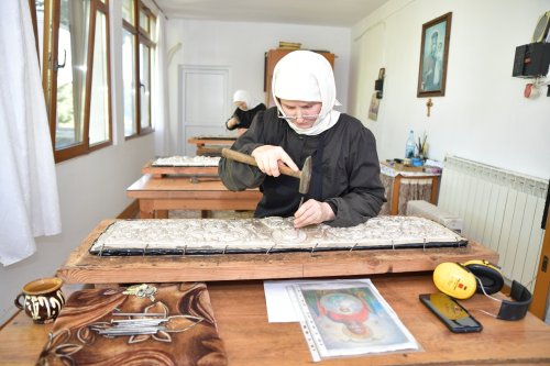 Rugăciunea și lucrul se împletesc armonios în atelierele Mănăstirii Pasărea Poza 275911