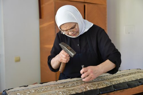 Rugăciunea și lucrul se împletesc armonios în atelierele Mănăstirii Pasărea Poza 275917