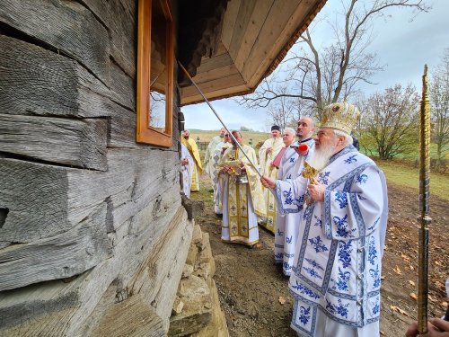 Biserica de lemn din Fânațele Silivașului a fost resfințită Poza 276223