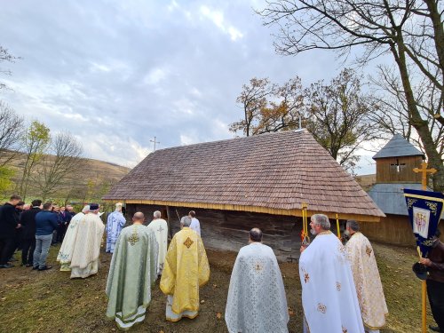 Biserica de lemn din Fânațele Silivașului a fost resfințită Poza 276225