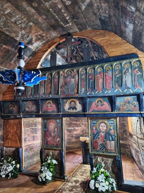 Biserica de lemn din Fânațele Silivașului a fost resfințită Poza 276226
