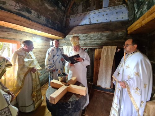 Biserica de lemn din Fânațele Silivașului a fost resfințită Poza 276227