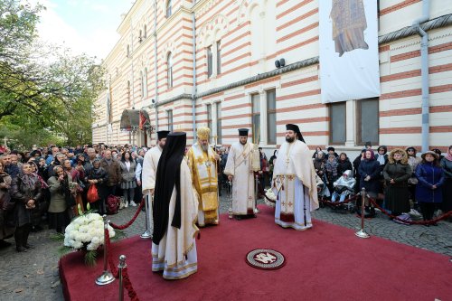 Rugăciune și recunoștință aduse unui iubit sfânt vindecător în Capitală Poza 276324