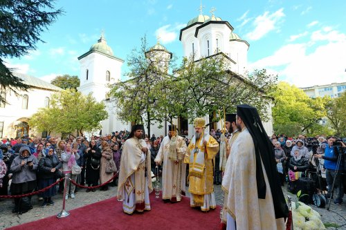 Rugăciune și recunoștință aduse unui iubit sfânt vindecător în Capitală Poza 276326