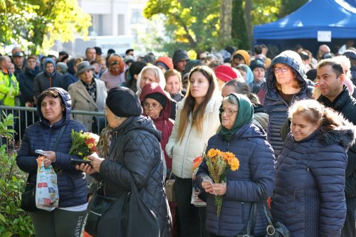 Rugăciune și recunoștință aduse unui iubit sfânt vindecător în Capitală Poza 276361