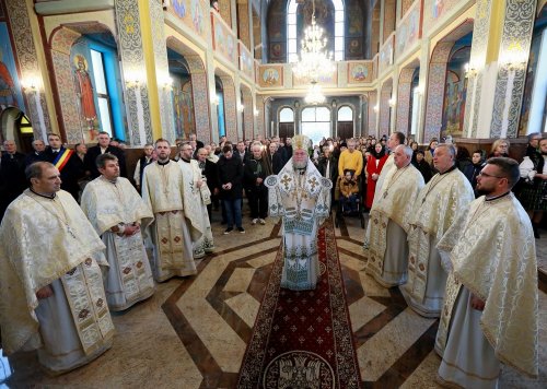 Slujire arhierească la Biserica „Sfinţii Arhangheli Mihail şi Gavriil” din Sighetu Marmaţiei Poza 276453