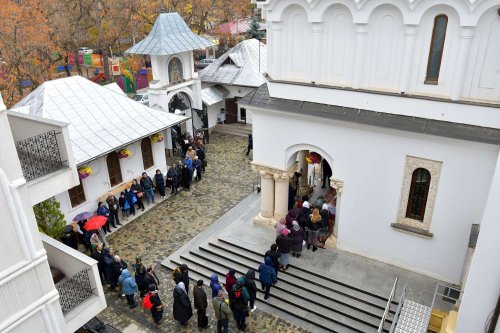 Înnoire și binecuvântare la hramul Parohiei „Șerban Vodă” din București Poza 277137